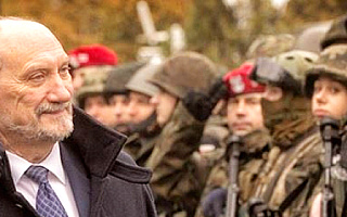 Macierewicz: szkolenie wojskowe powinno wrócić do szkół, najpóźniej od 2019 roku